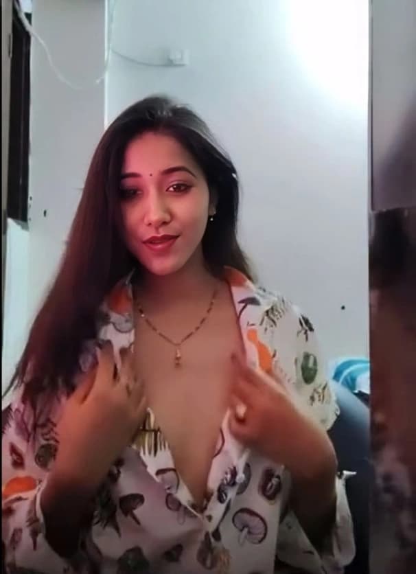 Sexy Desi Girl Fully Nude on Tango Live Teasing Her Perfect Boobs
