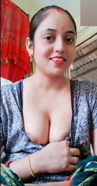 Indian Wife Goes Topless on Chamet Leaked Nude Video