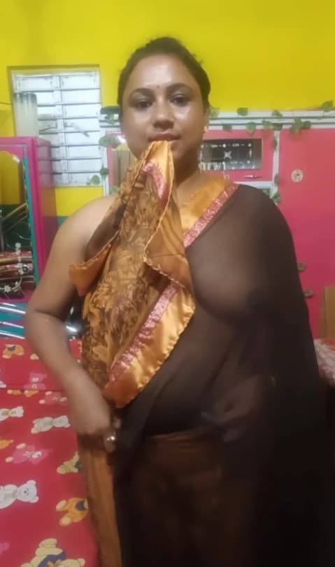 Leaked Desi Bhabhi MMS Changing Clothes Her Big Nipples Show Through Saree