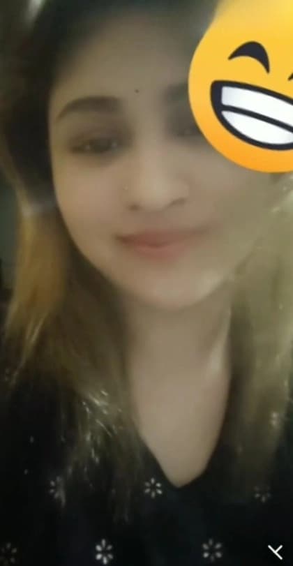 Desi Chamet Girl Shows Nude Boobs and Shaved Pussy on Live 121 Sex Call