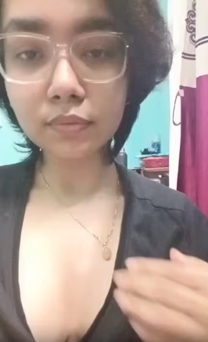 Leaked Bengali Babe Uma Ghosh MMS Selfie Exposing Huge Boobs And Hard Nipples