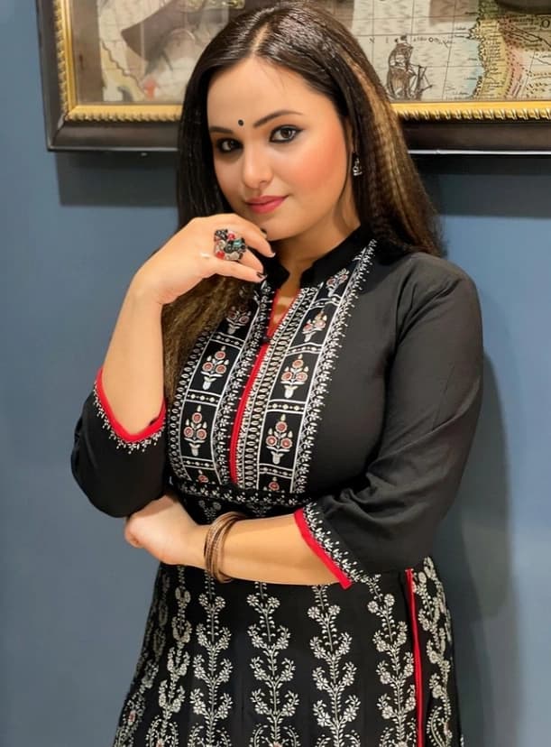 Viral Desi Influencer Aliya Naaz Leaked Red Saree Stripping Video Exposing Her Nude Boobs